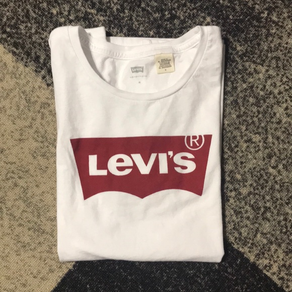Levi's Tops - FINAL ⬇️ Levi’s tee